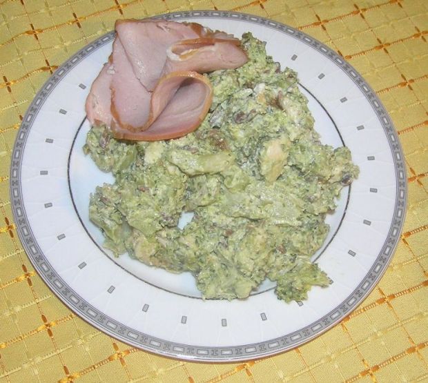 Sałatka brokułowa z kurczakiem