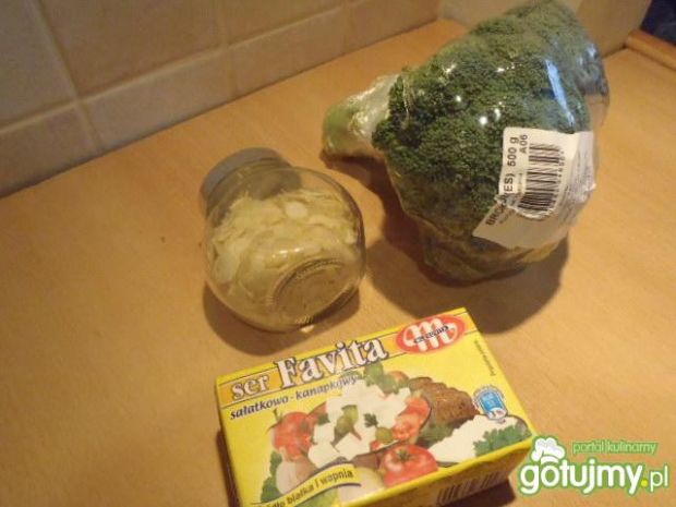 Sałatka brokułowa z migdałami 3