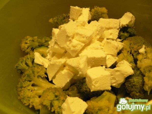 Sałatka brokułowa z serem feta i jajkiem