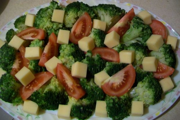 Sałatka brokułowa z sosem czosnkowo-koperkowym
