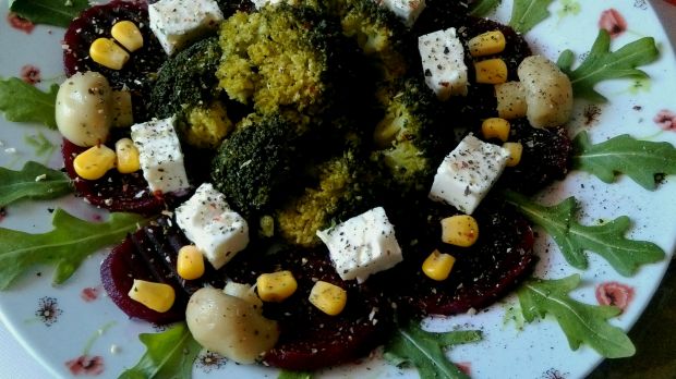 Sałatka brokułowo-buraczana z serem greckim