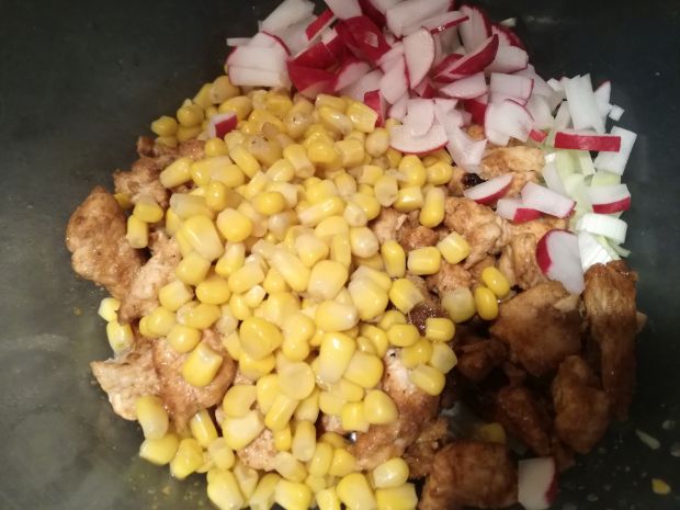 Sałatka curry z kurczakiem i rzodkiewką
