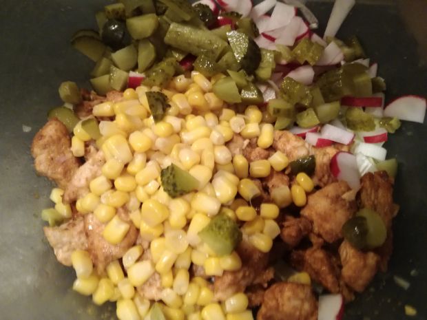 Sałatka curry z kurczakiem i rzodkiewką