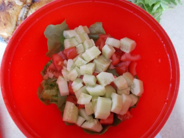 Sałatka do ziemniaków z warzywami i serem feta