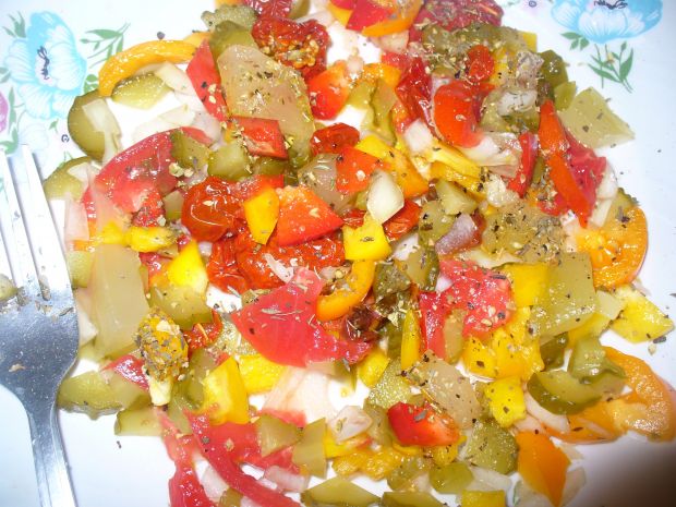 Salatka  doobiadu z pomidorem i ogórkiem kiszonym