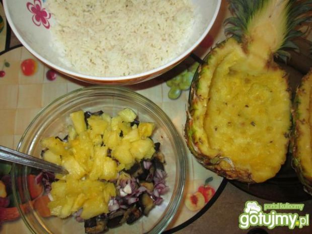 Sałatka egzotyczna z ananasem i bakłażan