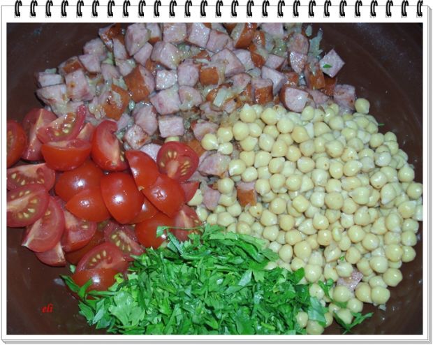 Sałatka Eli z ciecierzycy z pomidorkami i kiełbasą
