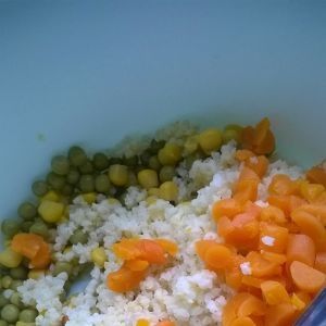 Sałatka jaglana z wędliną, marchewką, kukurydzą 