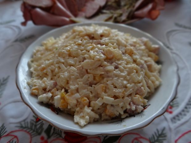 Sałatka makaronowa w kształcie ryżu