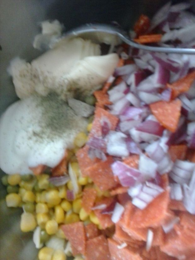 Sałatka makaronowa z salami, kukurydzą i groszkiem