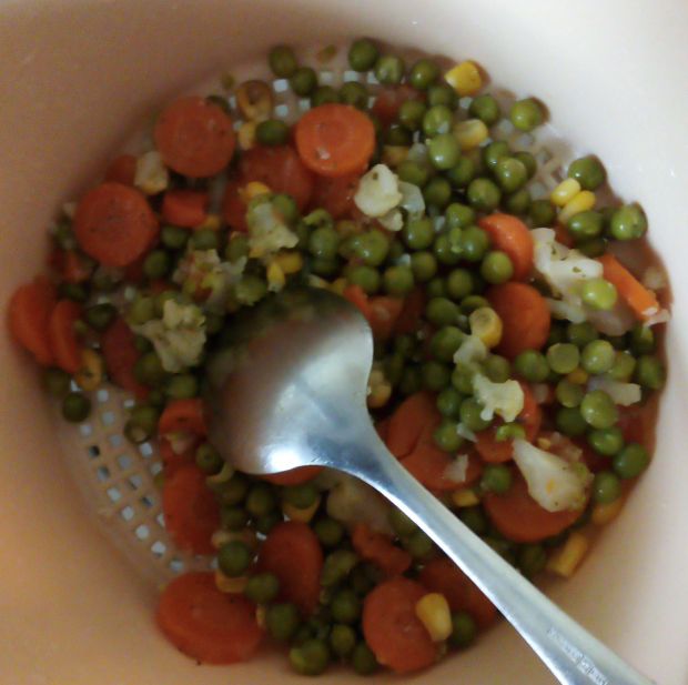 Sałatka makaronowa z warzywami w pomidorach