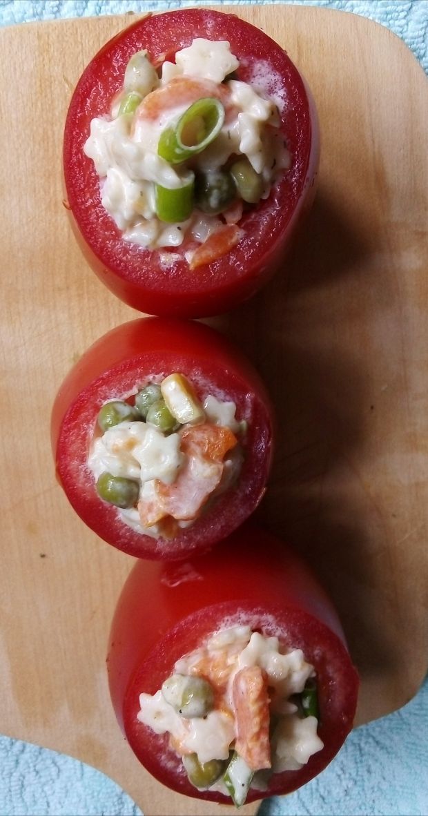 Sałatka makaronowa z warzywami w pomidorach
