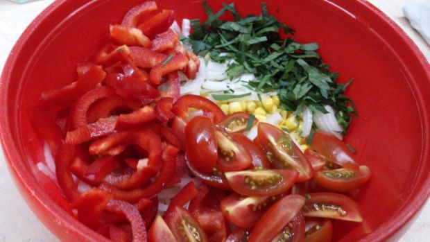 Sałatka ogórkowa z pomidorem i papryką