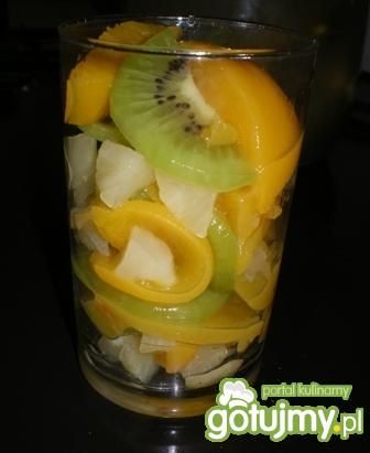 Sałatka owocowa w szklaneczkach