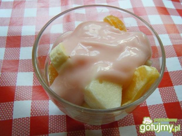 Sałatka owocowa z kaszą manną i jogurtem