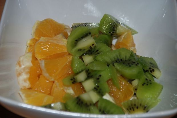 Sałatka owocowa z otrębami i słonecznikiem