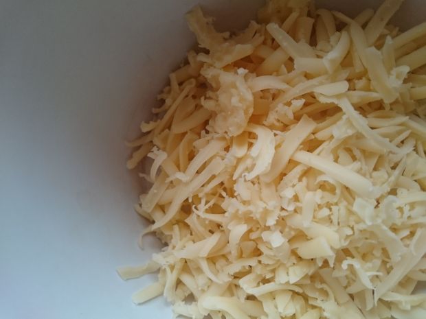 Sałatka pieczarkowo-serowa z kukurydzą i sosem czo
