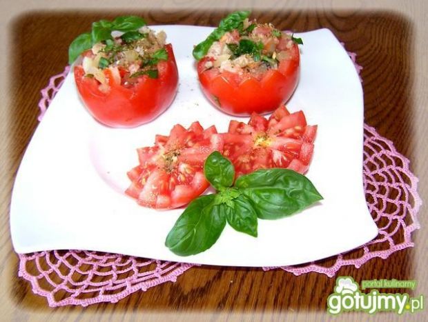 Sałatka pomidorowa w pomidorkach.