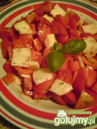 Sałatka pomidorowa z camembertem