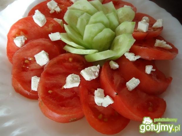 Sałatka pomidorowo-ogórkowa z oliwkami