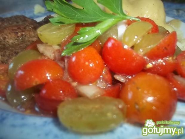 Sałatka pomidorowo-winogronowa