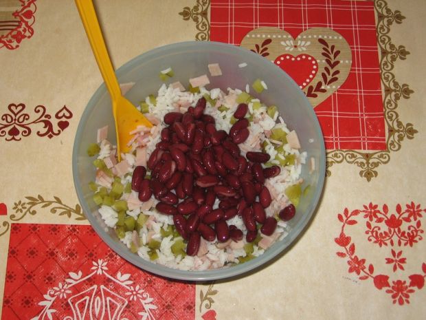 Sałatka ryżem, szynką i czerwoną fasolą