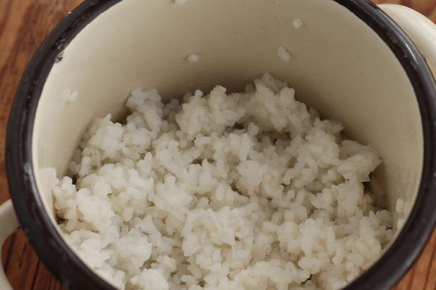 Sałatka ryżowa z łososiem na parze