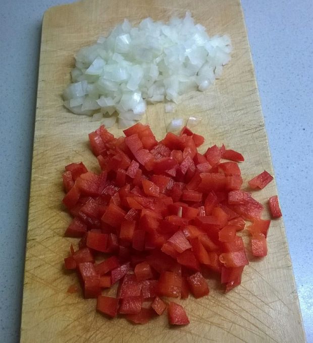 Sałatka ryżowa z mięsem i czerwoną papryką 