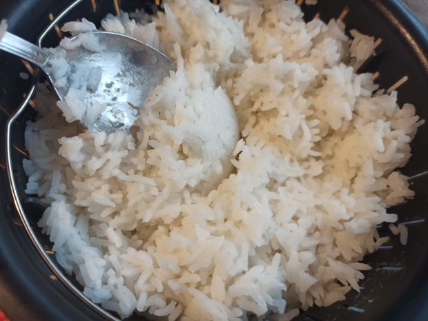Sałatka ryżowa z sosem musztardowym