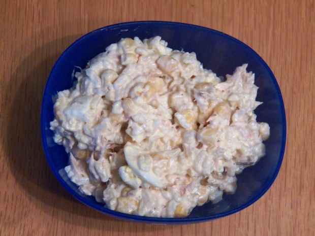 Sałatka ryżowa z tuńczykiem i jajkiem 