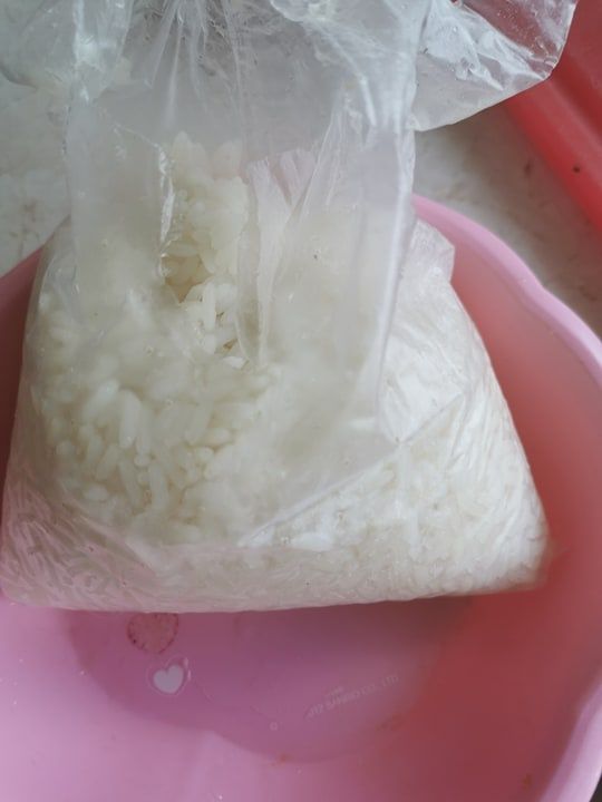 Sałatka ryżowa z tuńczykiem i kukurydzą