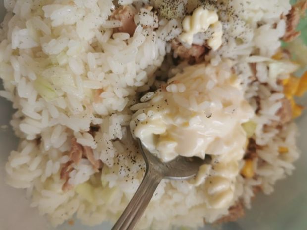 Sałatka ryżowa z tuńczykiem i kukurydzą