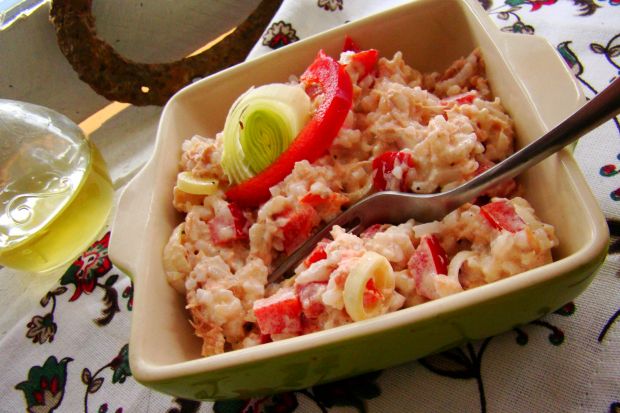 Sałatka ryżowa z tuńczykiem i papryką czerwoną