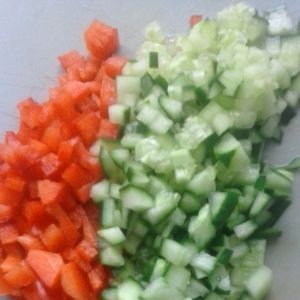 Sałatka ryżowa z warzywami i kiełbasą
