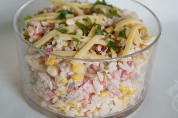 Sałatka ryżowa z warzywami i serem