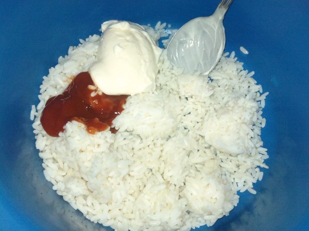 Sałatka ryżowa z warzywami i serem