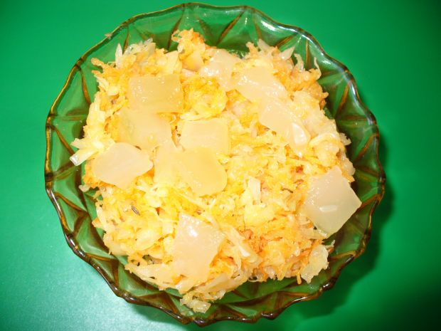 Sałatka - surówka z kapusty kiszonej z ananasem