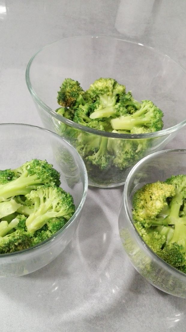 Sałatka warstwowa z brokułami