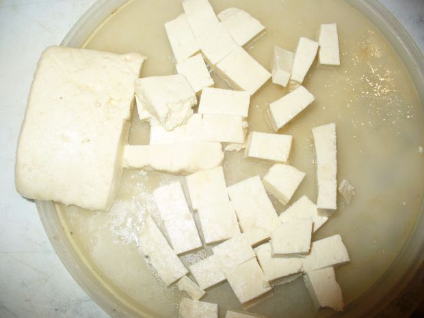 Sałatka z awokado i tofu z papryką