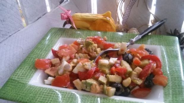 Sałatka z awokado, pomidora i jajka
