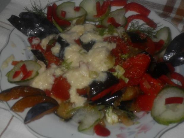 sałatka z bakłażana, pomidorów i papryki
