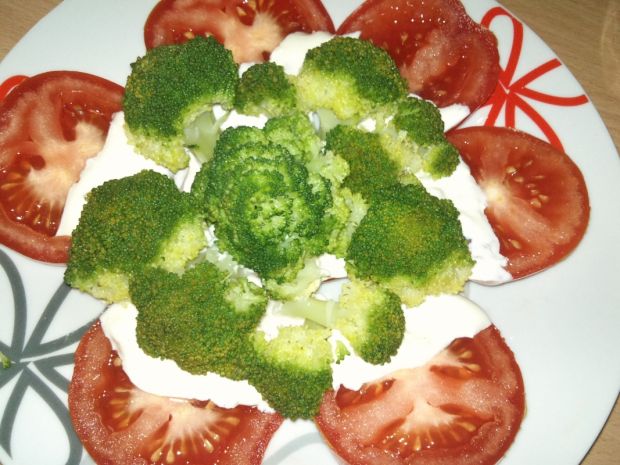 Sałatka z brokułami i pomidorami