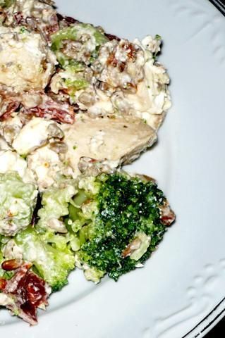 Sałatka z brokułami, kurczakiem i fetą 