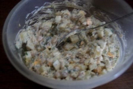 Sałatka z ciecierzycy z białymi warzywami z zupy