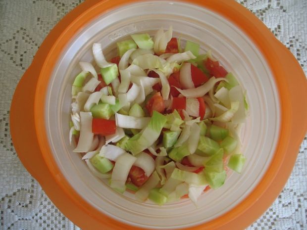Sałatka z cykorii, pomidora i ogórka