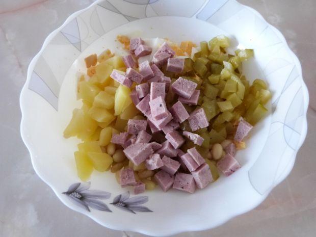 Sałatka z fasolą, serem i wędliną