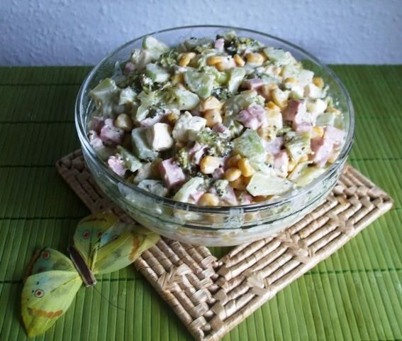 Salatka z feta, brokulem i ogórkiem