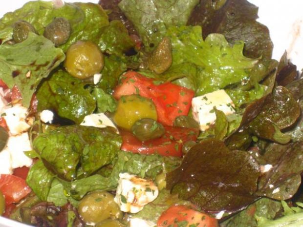 Salatka z feta,oliwkami,kaparem i reszta