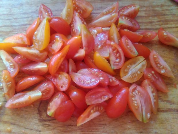Sałatka z grillowaną cukinią, pomidorami i fetą