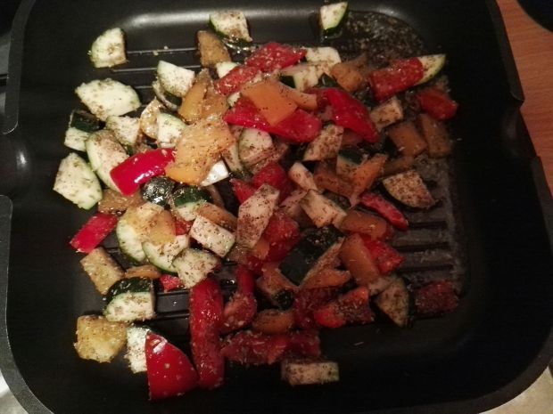 Sałatka z grillowanymi warzywami i krewetkami